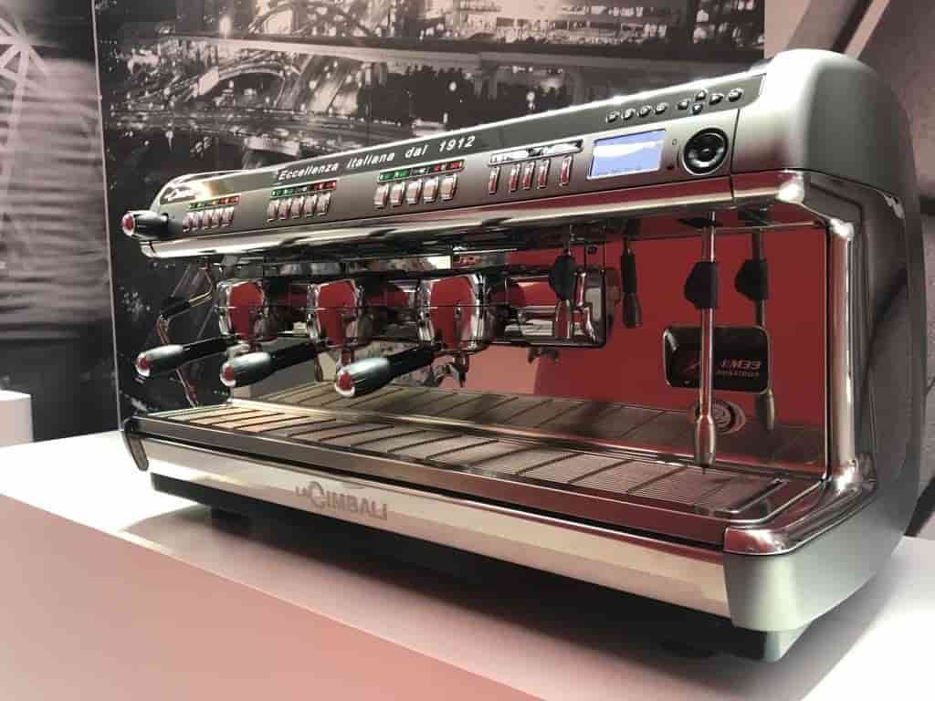 دستگاه قهوه ساز صنعتی ایتالیایی که 20 نوع نوشیدنی می سازد